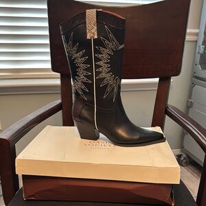 Black Western Boots with White Stitching